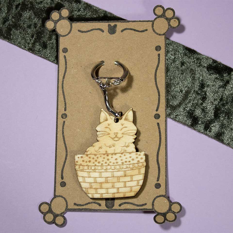 Cat in basket - Key ring